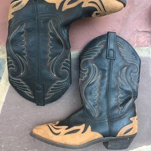 Black/brown leather cowgirl boots.
